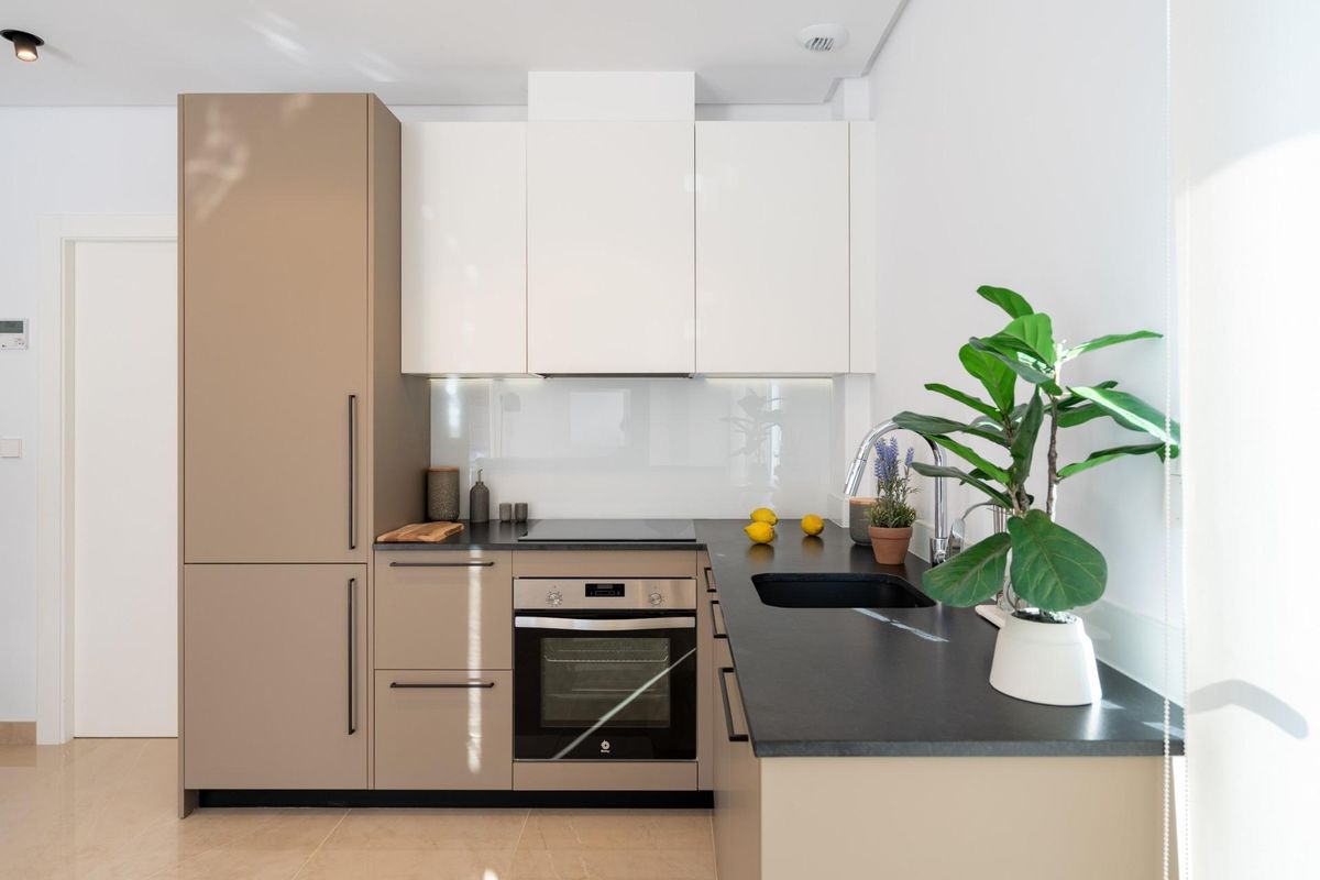 Strak keukenontwerp met moderne apparaten in een town house, Gran Alacant, Costa Blanca Zuid.