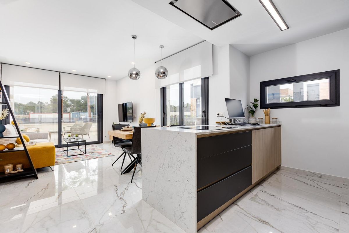 Ruime keuken met moderne vormgeving en functionaliteit, centraal in het stijlvolle appartement in Orihuela Costa.