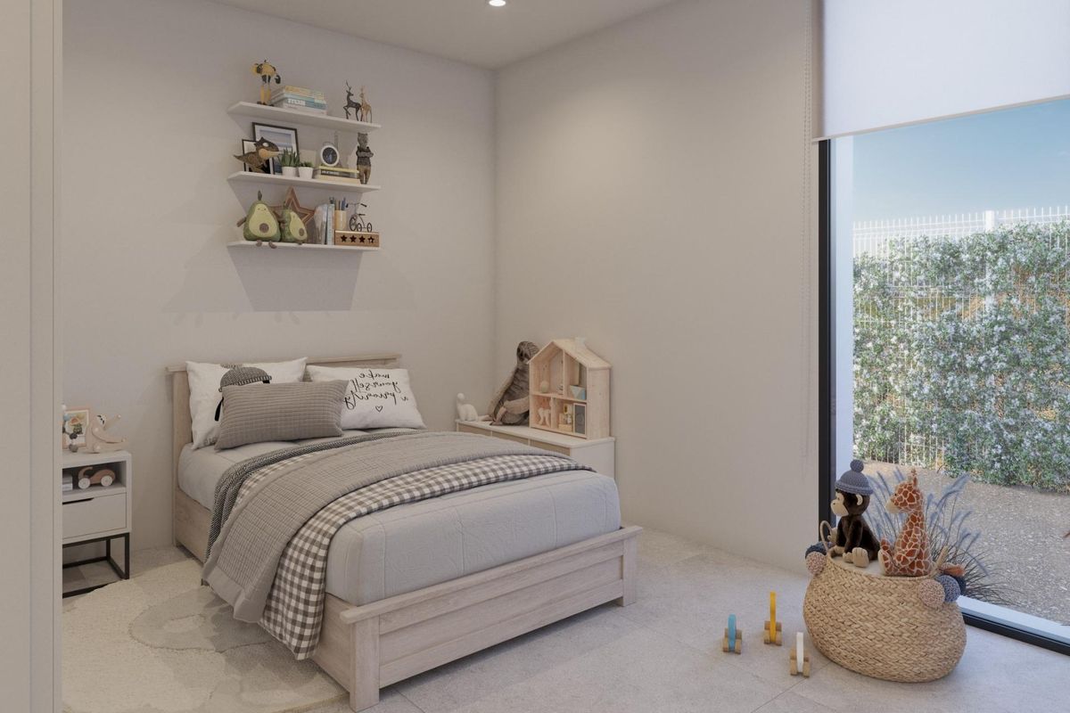 Heldere kinderkamer in een 3-slaapkamer villa met speelse decoraties en uitzicht op de buitenruimte, in Fuente Álamo, Spanje.