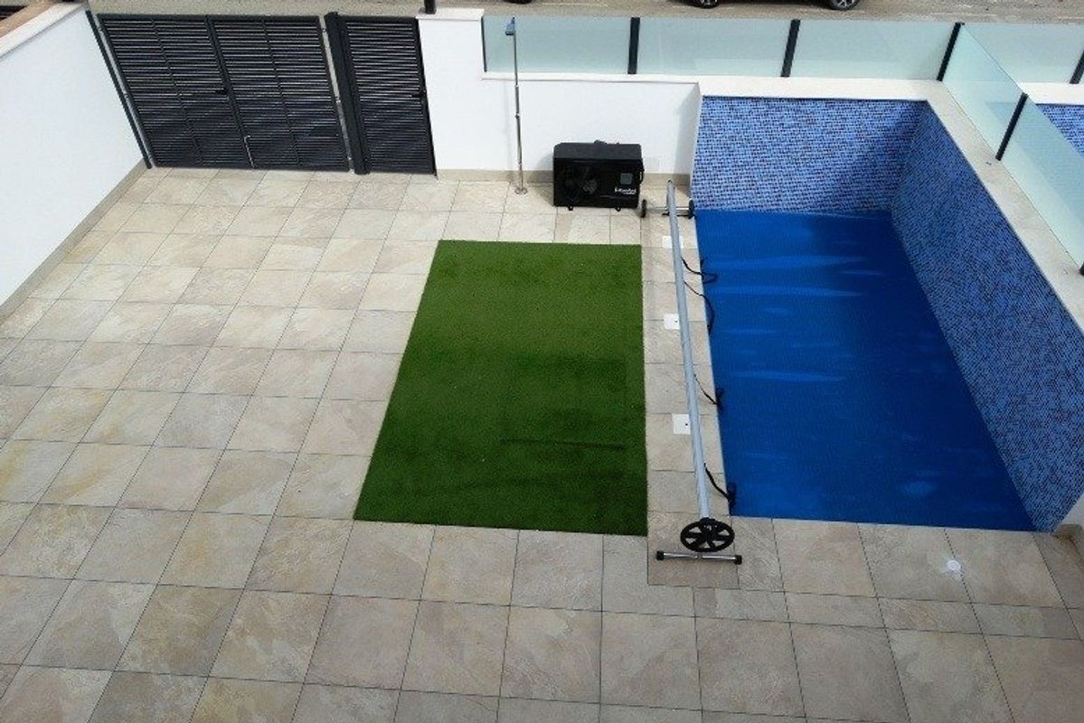 Buiten patio met betegelde vloer en zwembadopstelling in een 3-slaapkamer townhouse in Pilar de La Horadada.