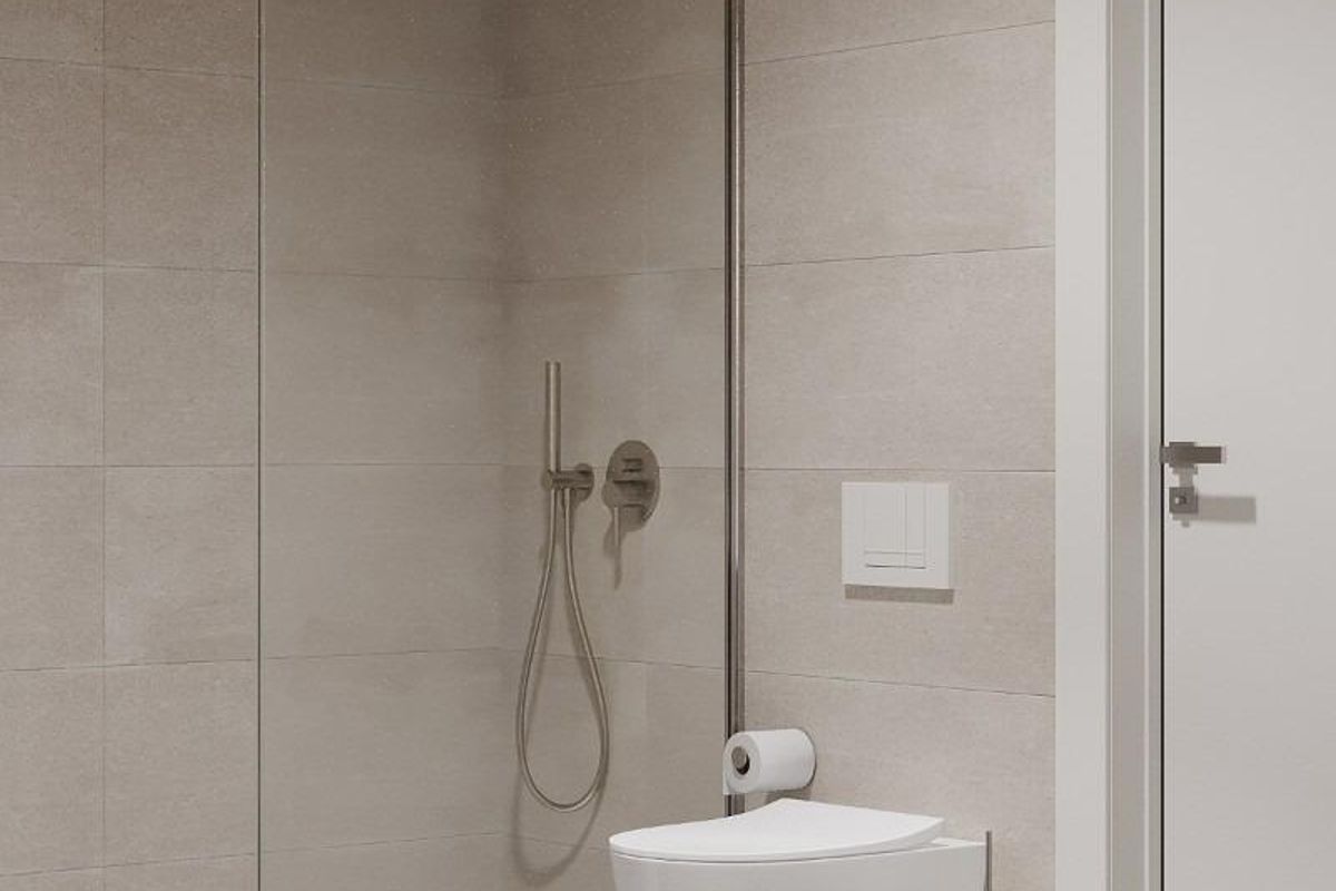 Stijlvol douchegebied met glazen wanden en een regendouche, ontworpen voor luxe in Estepona, Costa del Sol.