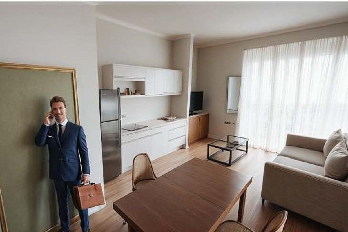 Gezellige woonkamer van de penthouse in Torrevieja, met stijlvolle meubels en een goed verlichte sfeer.