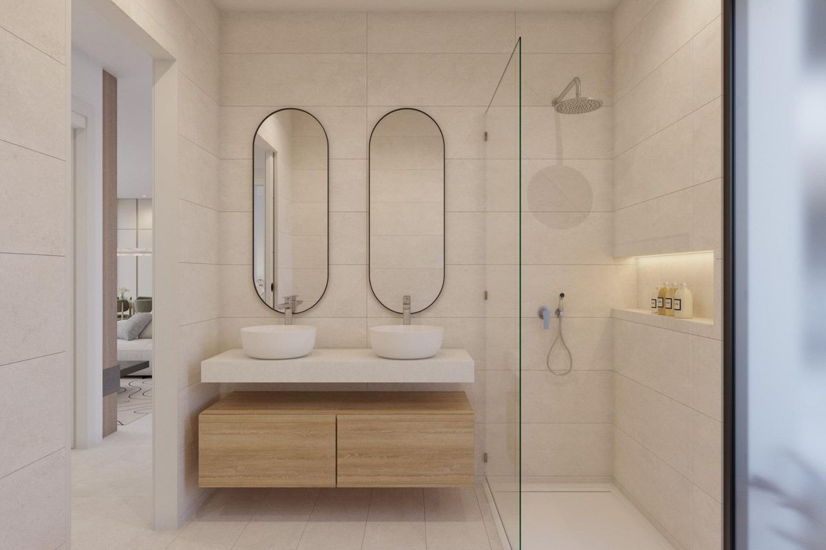 Stijlvolle ensuite badkamer in een villa in Fuente Álamo, met dubbele wastafels en moderne designelementen.