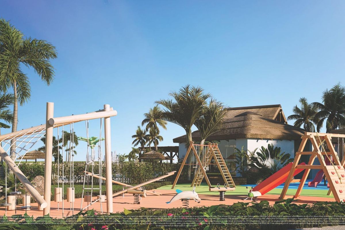 Kleurige speeltuin met klimstructuren in Mijas, Costa del Sol, ideaal voor kinderen.