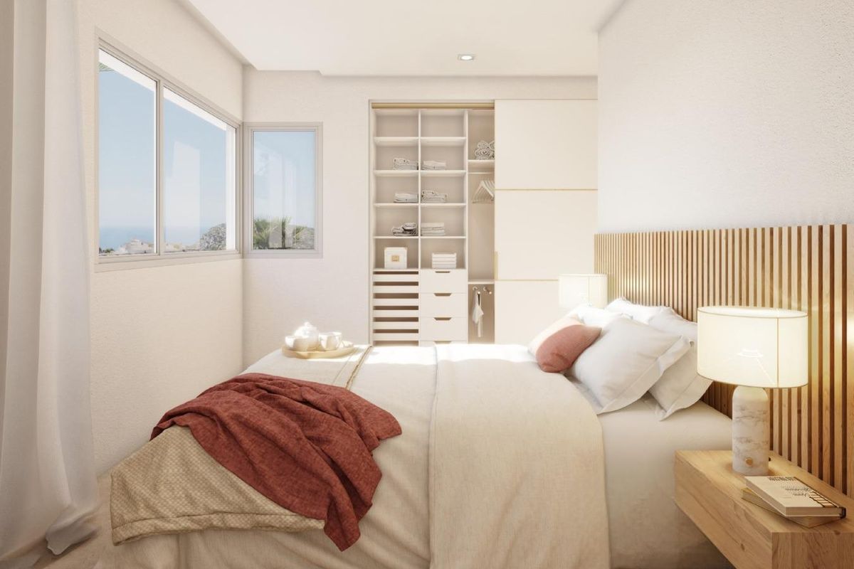 Gezellige slaapkamer met natuurlijk licht en inbouwkast in een villa in Benitachell, Costa Blanca Noord.