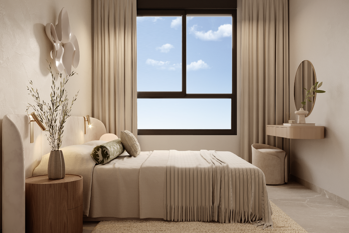 Stijlvolle slaapkamer met grote ramen en zachte stoffen in een penthouse in Calpe.