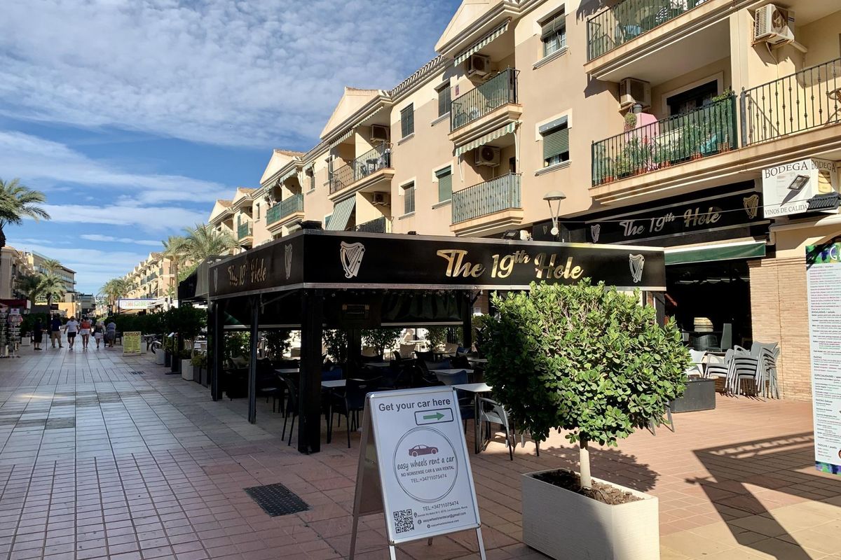 Populair restaurant in een levendig deel van Los Alcazares met buiten dineren.