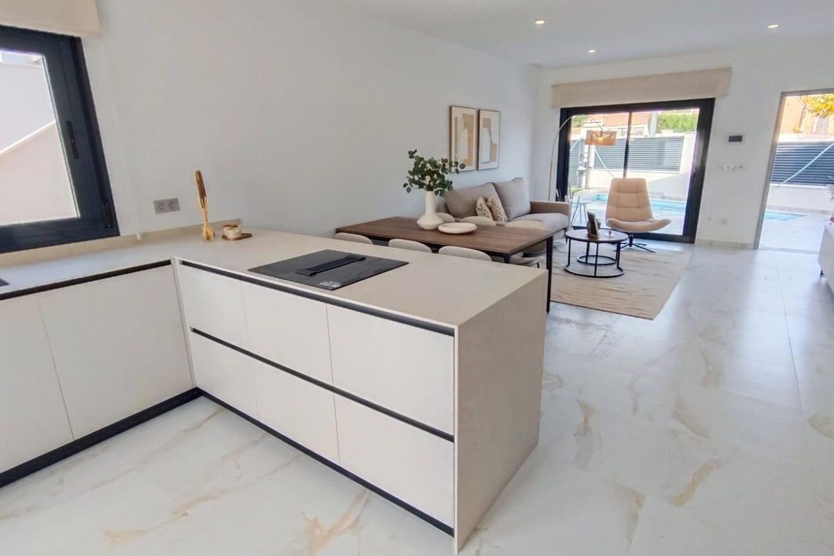 Open indeling van de keuken met uitzicht op de woonkamer in de villa van Pilar de La Horadada.