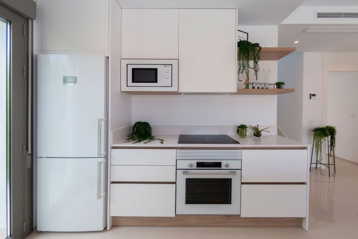 Close-up van een chique keuken met essentiële apparatuur en planten in de moderne villa in Los Alcazares, Costa Calida.