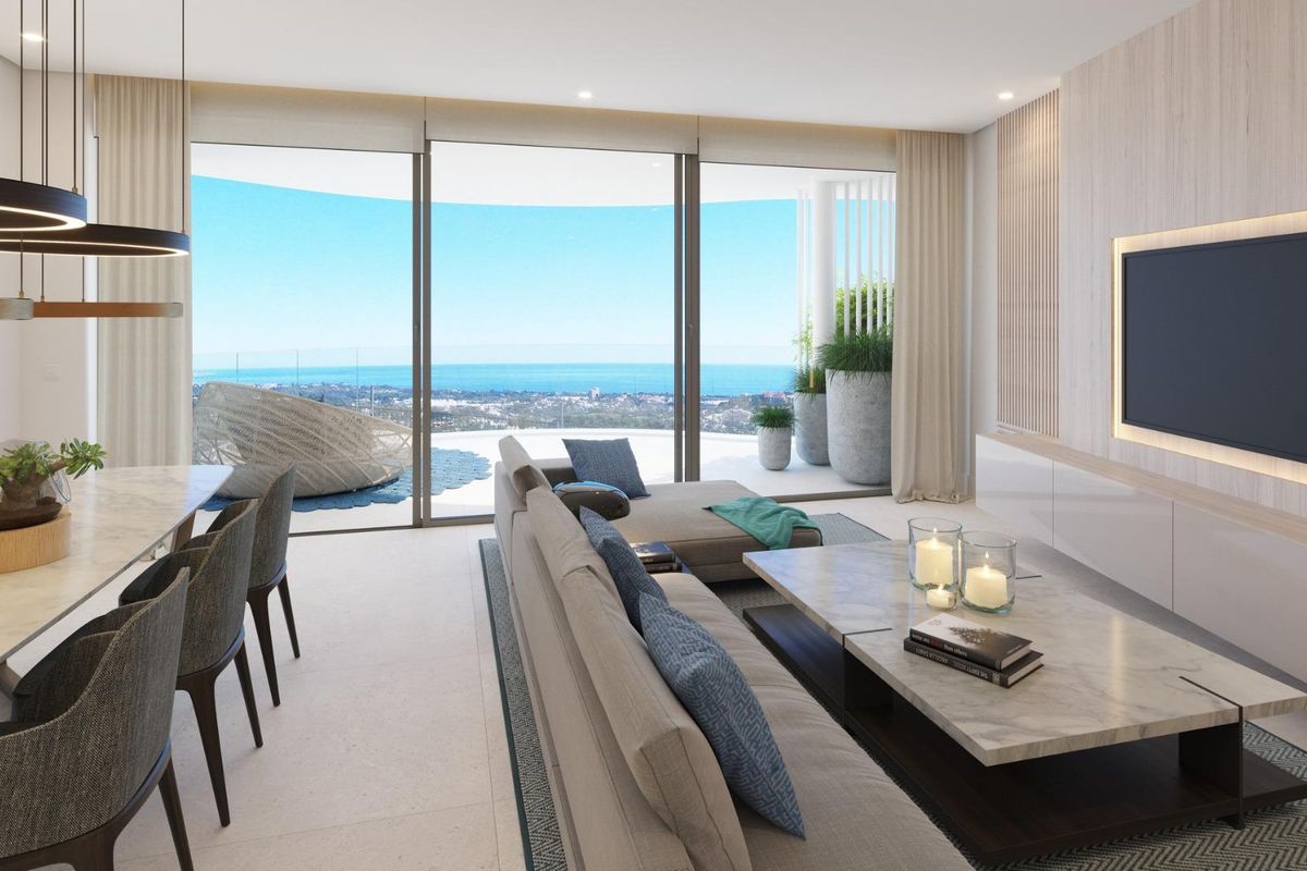 Gezellige woonkamer met eetruimte en prachtig uitzicht op de Costa del Sol, in een stijlvol appartement in Benahavís.