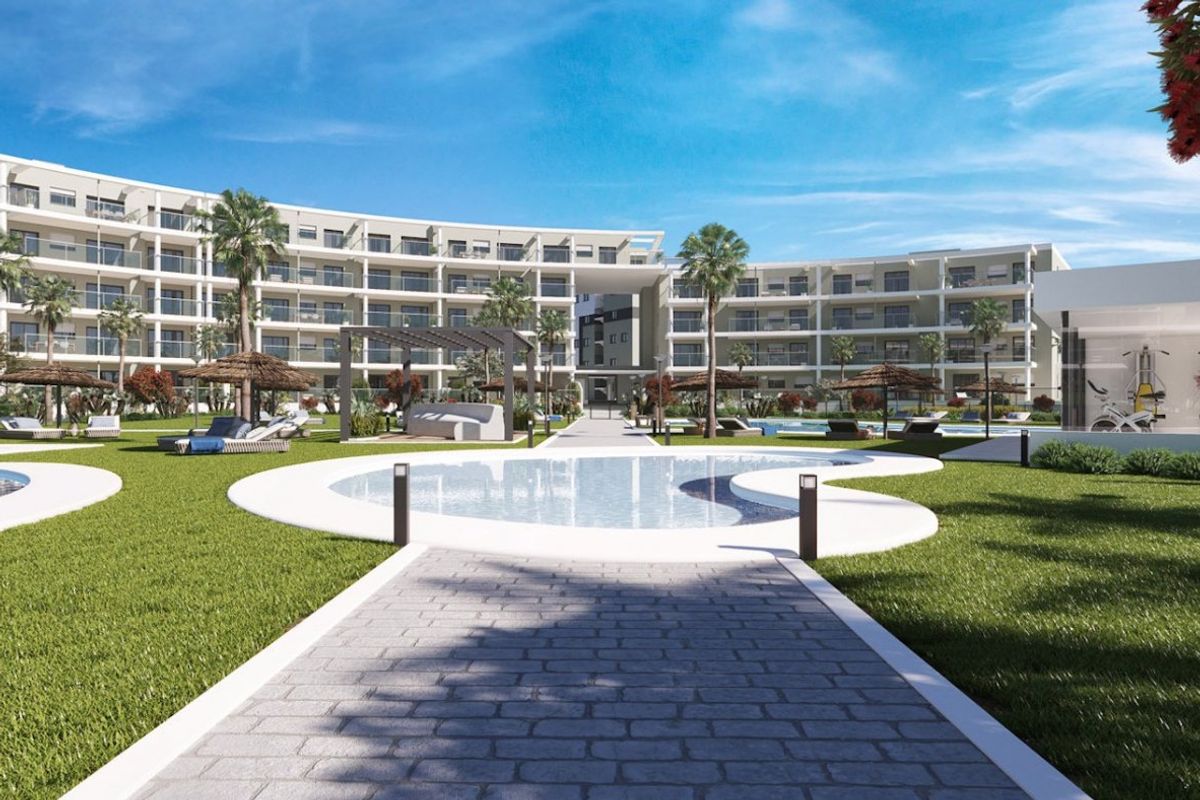 Gronden en zwembad uitzicht met wandelpaden bij een penthouse gemeenschap in Manilva, Costa del Sol.