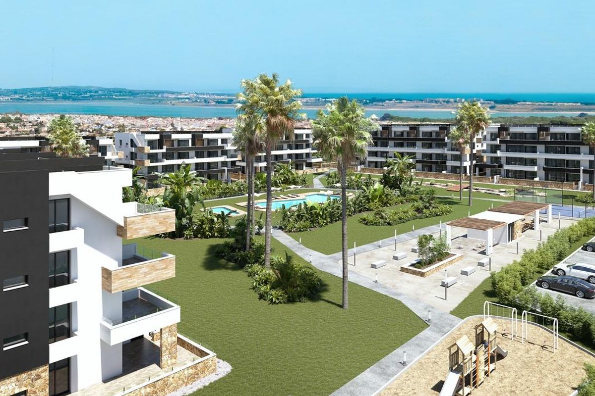 Dichtbijzicht van het gemeenschappelijke gebied met groenvoorzieningen en voorzieningen, gelegen in Torrevieja, Spanje.