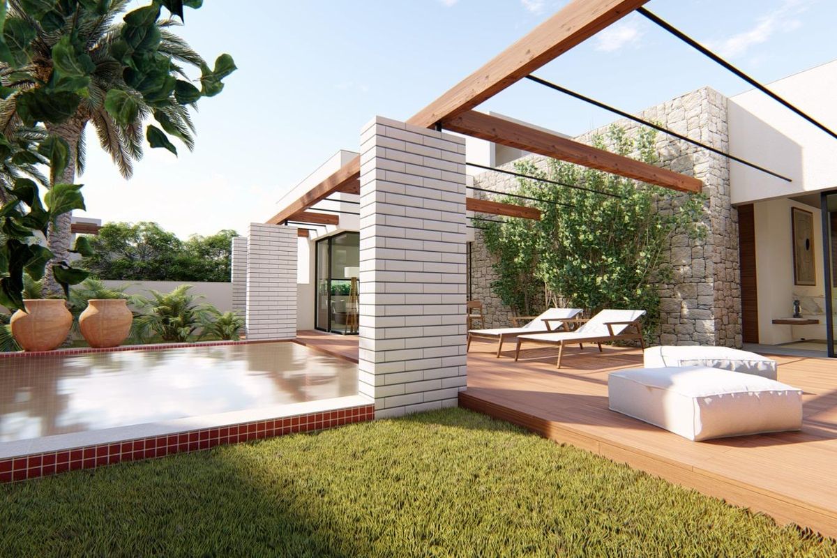 Uitzicht op het terras en zwembad van een villa in Torre Pacheco, met decoratieve potten en groen.