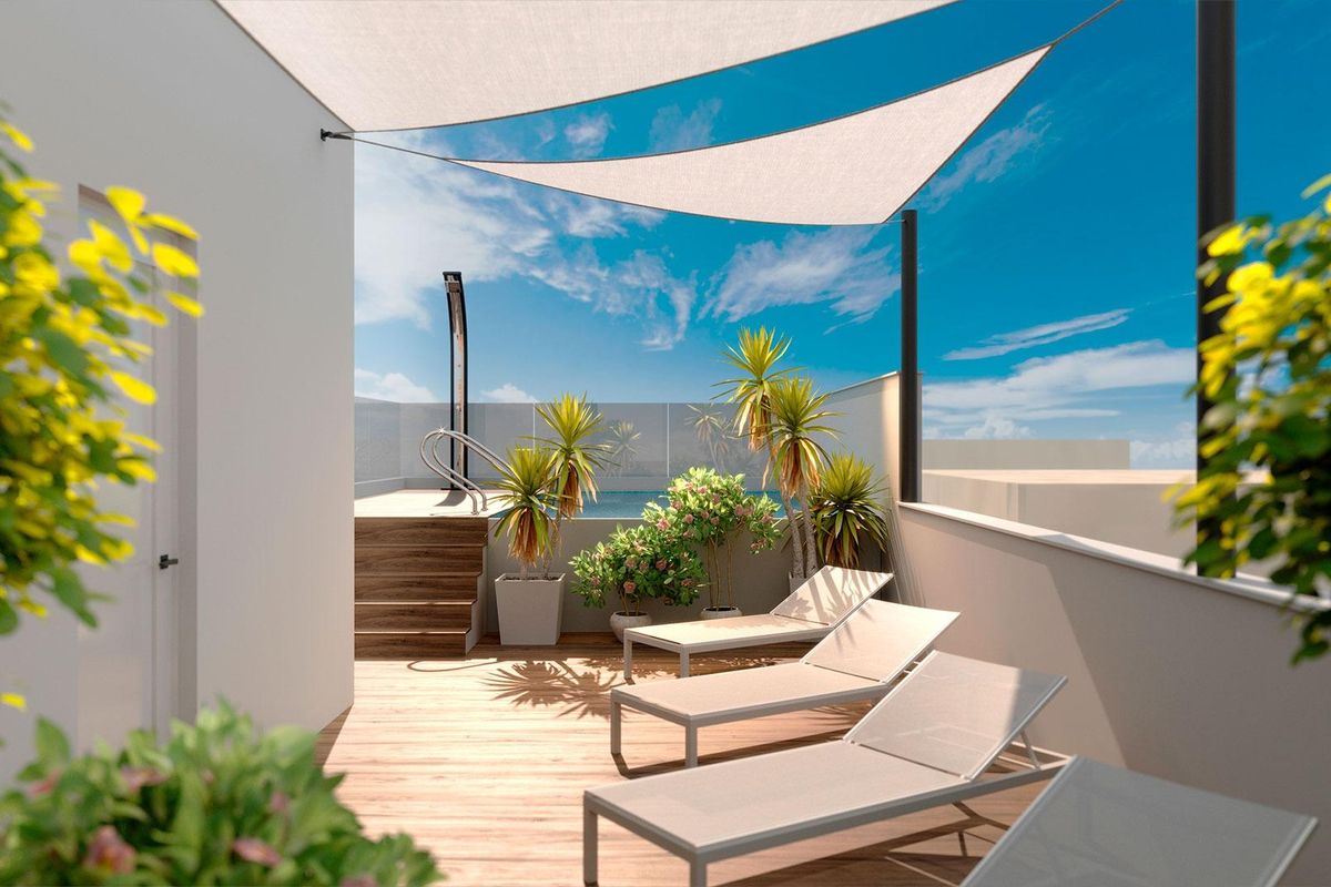 Zonnig terras met ligstoelen en planten bij het 1-slaapkamer penthouse in Torrevieja, Costa Blanca, perfect voor zonnebaden.