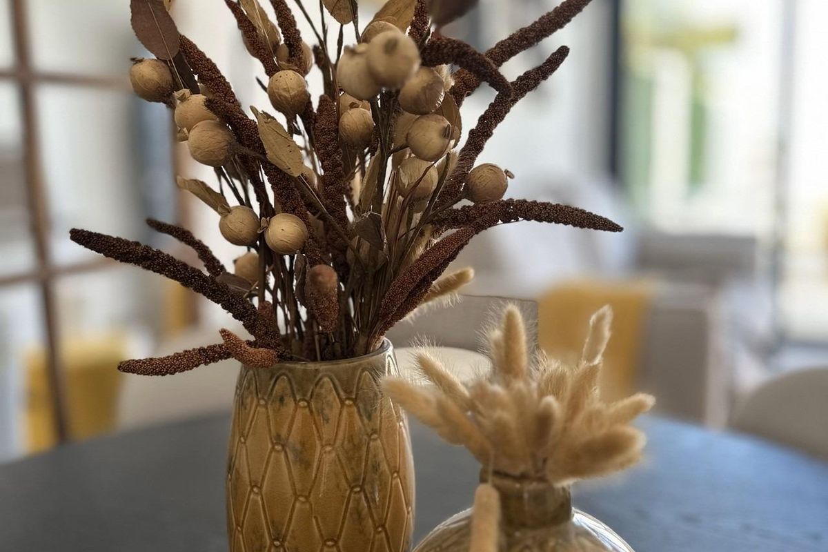 Smaakvolle bloemdecoraties in vazen op een tafel, die de sfeer van het appartement in San Fulgencio verbeteren.