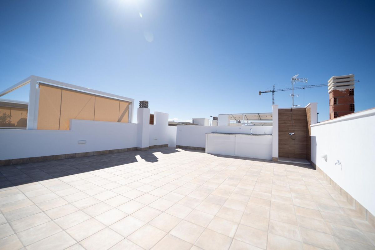 Ruimtelijk dakterras met prachtig uitzicht bij een 2-slaapkamer townhouse in San Javier, Costa Calida, Spanje.