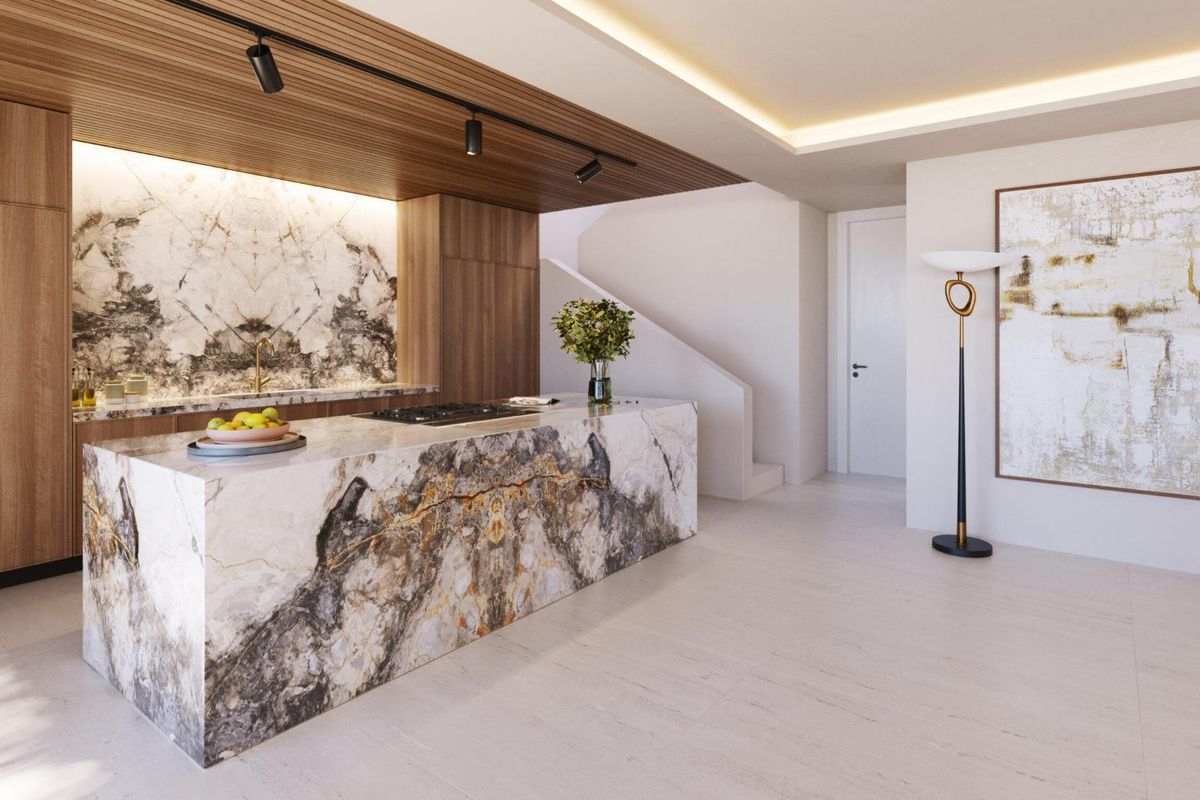 Stijlvolle keuken van het penthouse in Marbella, met een elegante inrichting en hoogwaardige afwerkingen.