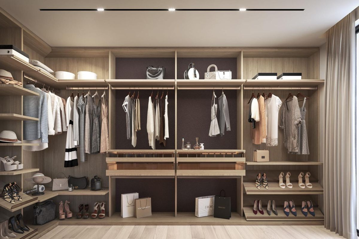 Inloopkast in een villa in estepona. houten planken, laden, hangroedes en schoenenopslag, met georganiseerde kleding.