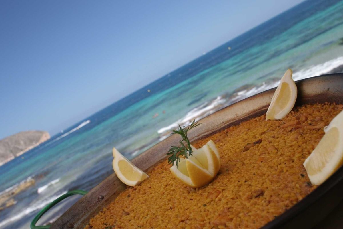 Een prachtige villa met vier slaapkamers in Moraira met een prachtig uitzicht op de zee en Mediterraan ontwerp.