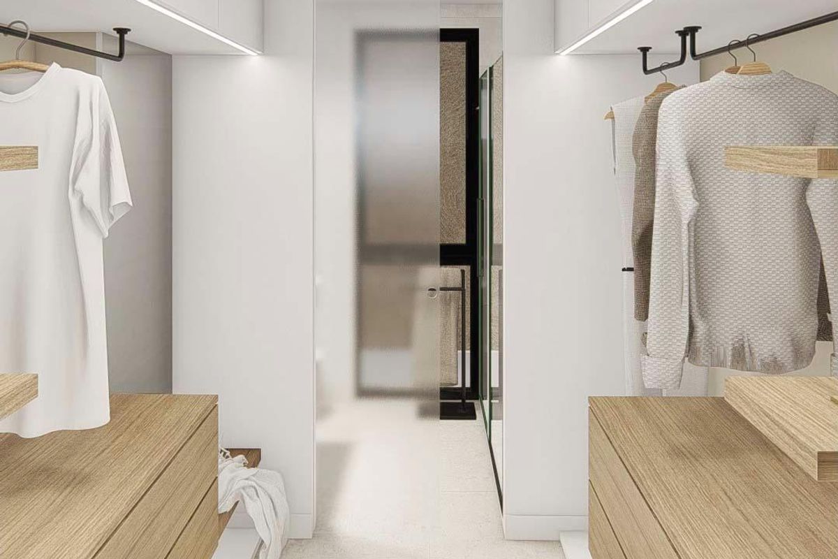 Functionele inloopkast met houten opbergunits in een 3-slaapkamer bungalow in Dolores, Costa Blanca Zuid.