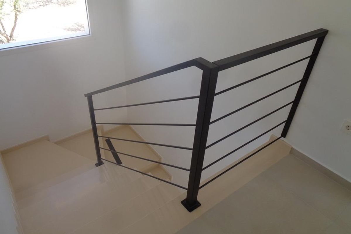 Trap naar de bovenste verdiepingen in de moderne 4-slaapkamer villa in Pinoso, Costa Blanca Zuid.