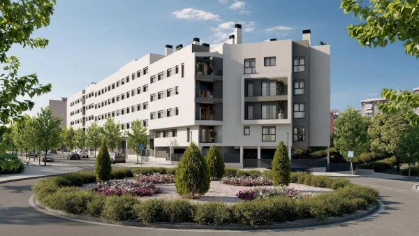 Moderne 2-slaapkamer appartement gebouw buitenkant in Alicante, Spanje, omringd door groen.