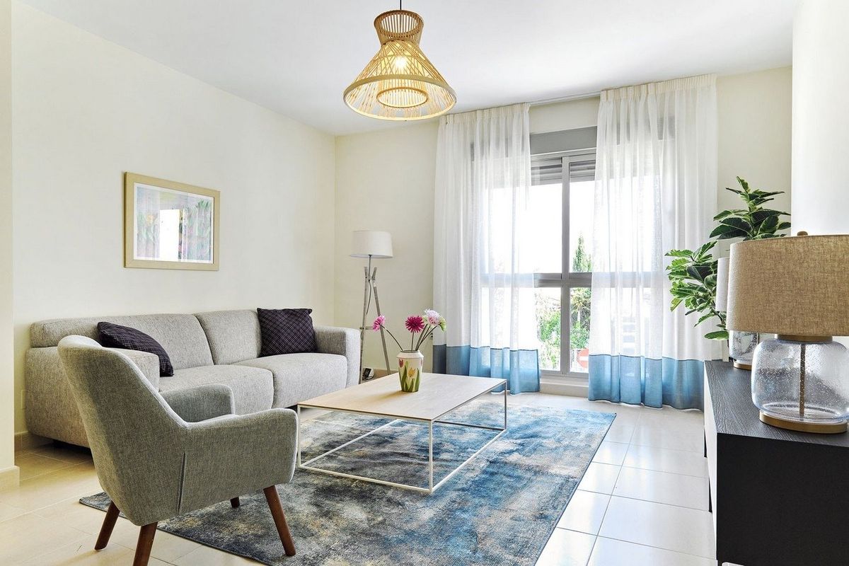 Gezellige en goed verlichte woonkamer met moderne inrichting in het twee-slaapkamer appartement in San Miguel de Salinas.