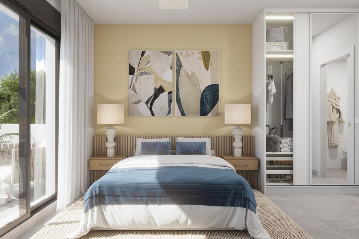 Gezellige slaapkamer met decoratieve kunst en uitzicht op de tuin in een 3-slaapkamer villa in Los Alcazares.