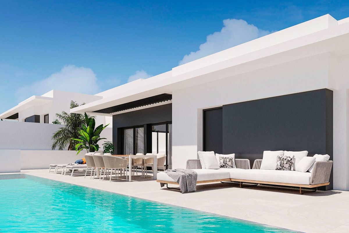 Buitenruimte van een moderne villa met 5 slaapkamers in Rojales met zwembad en loungeruimte bij het water.