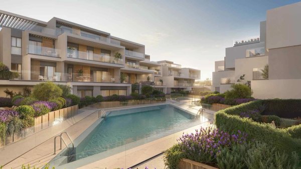 Buitenzicht op een modern appartementencomplex met zwembad en aangelegde tuinen in Marbella, Costa del Sol.