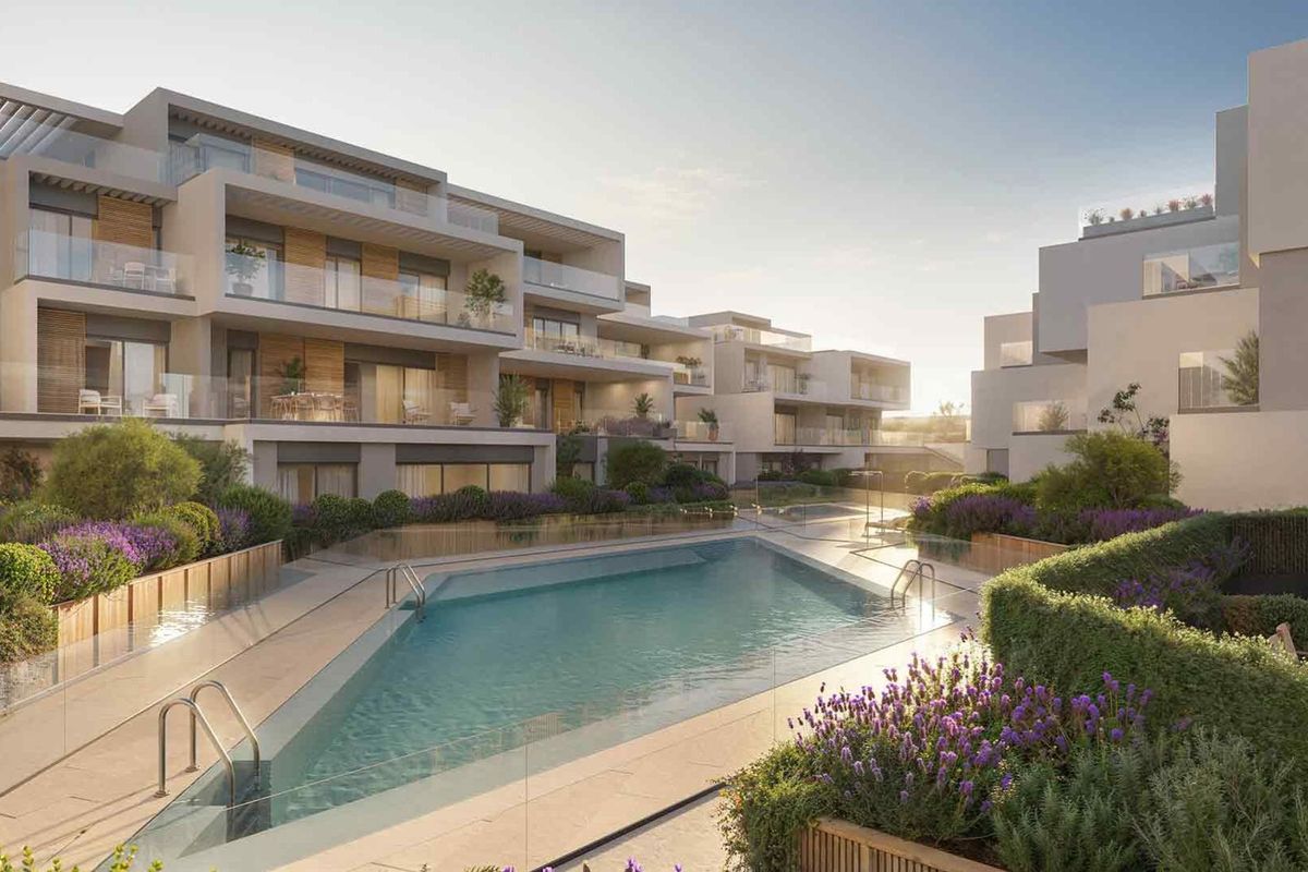 Scenisch exterieur van een luxe appartementencomplex met zwembad, omgeven door tuinen in Marbella, Costa del Sol.