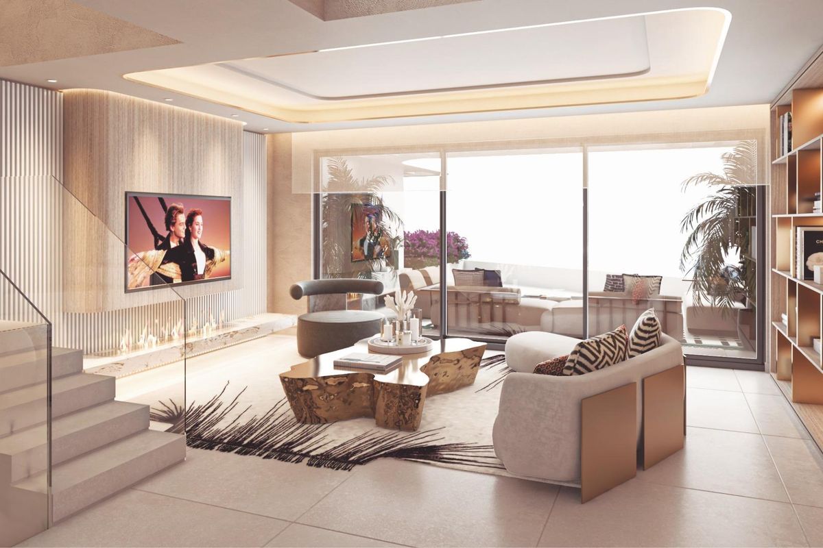 Elegante woonkamer van een appartement in Marbella met hedendaagse meubels en overvloedig natuurlijk licht.