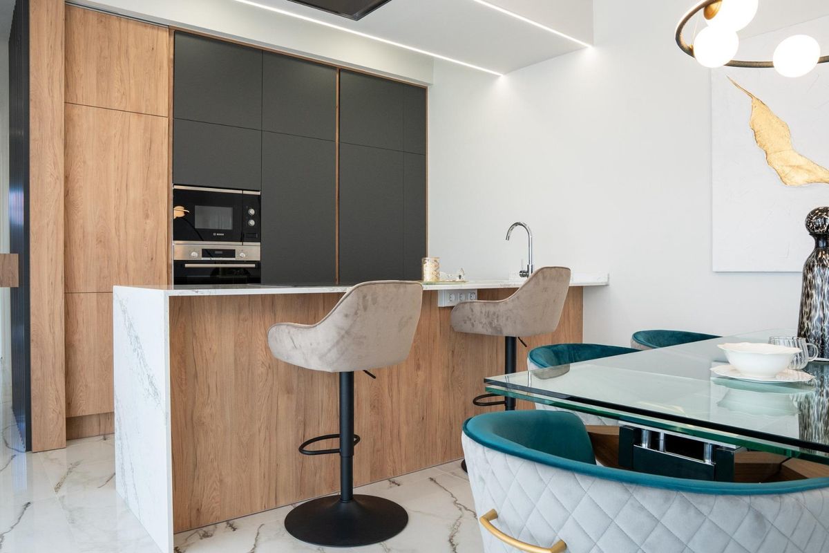 Strakke keuken in een villa in Ciudad Quesada, met moderne apparaten en een stijlvolle bar.