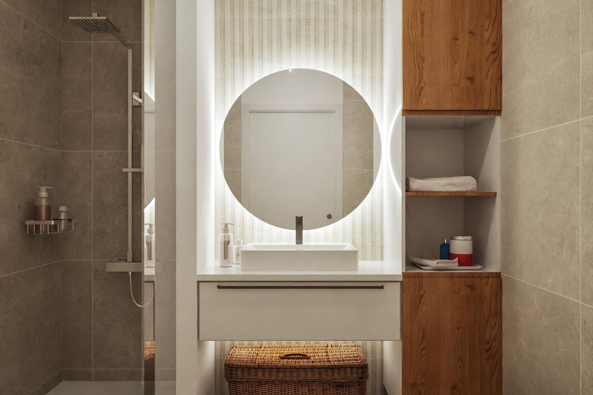 Eigentijdse badkamer in een drie-slaapkamer townhouse met een ronde spiegel in Los Nietos, Spanje.