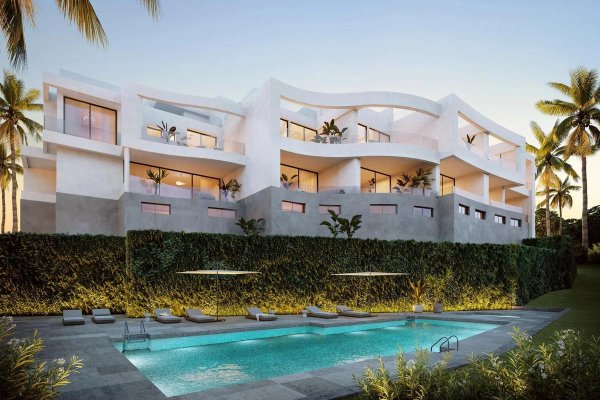 Buitenzicht op een moderne townhouse met zwembad in Mijas, Costa del Sol, omringd door tropisch groen.