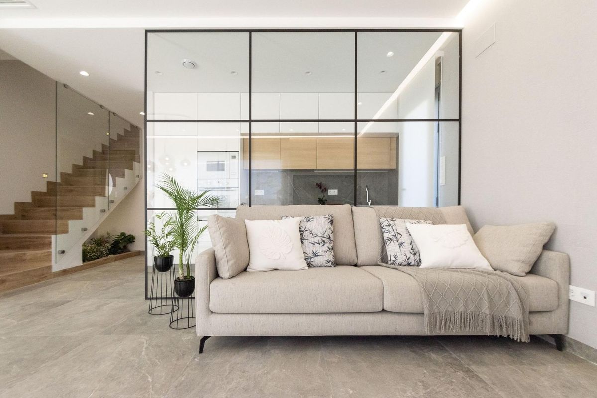 Comfortabele bank in de woonkamer met uitzicht op de keuken, met moderne esthetiek in Pilar de La Horadada.