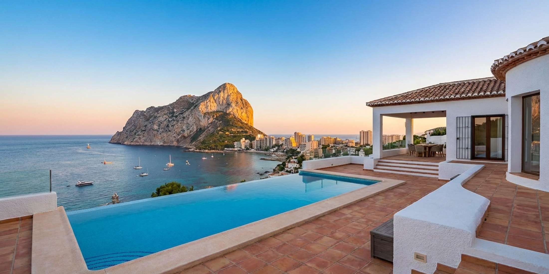 Panoramisch uitzicht op de baai van Calpe en de Penyal d'Ifac rots bij zonsondergang