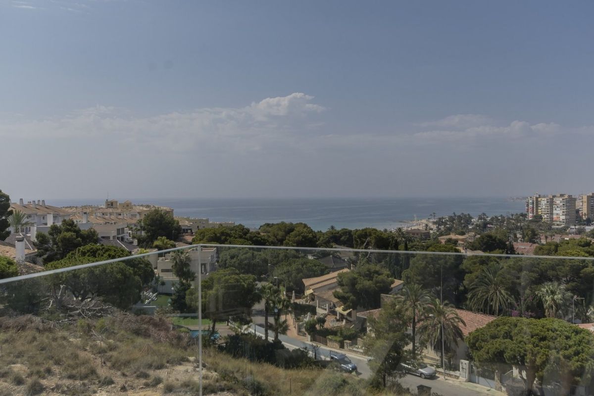 Adembenemend uitzicht op de kust vanaf de 3-slaapkamer villa in Orihuela Costa, met een mediterraan gevoel.
