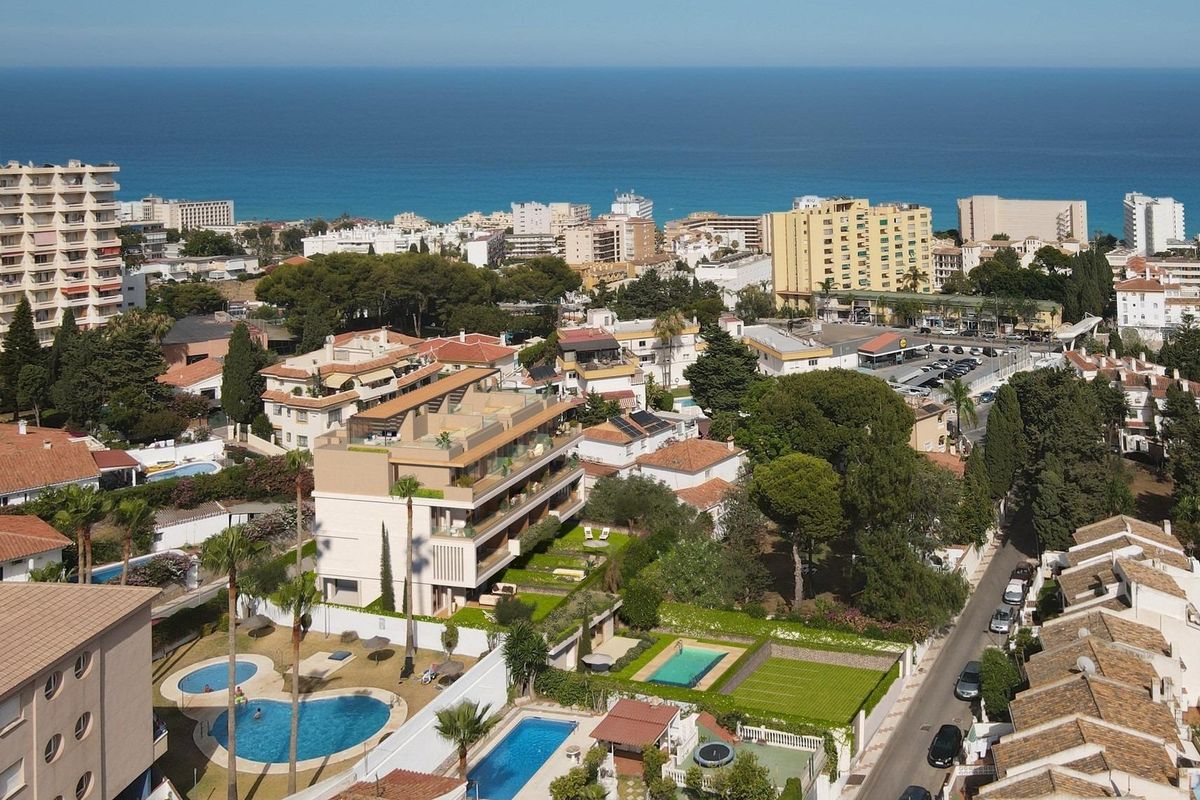Panoramisch uitzicht van bovenaf, met de levendige omgeving rond een appartement met 3 slaapkamers in Torremolinos.