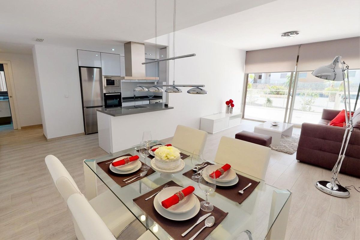 Interieur eetruimte van het penthouse met modern decor en open keuken in San Miguel de Salinas, Costa Blanca Zuid.