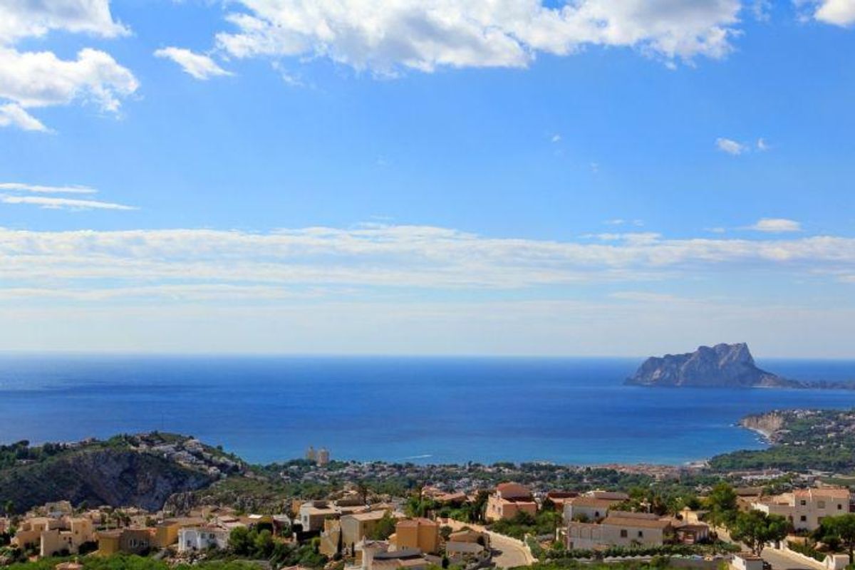 Adembenemend uitzicht op de kust vanuit Benitachell, met de nabijgelegen bergen en de blauwe Middellandse Zee.