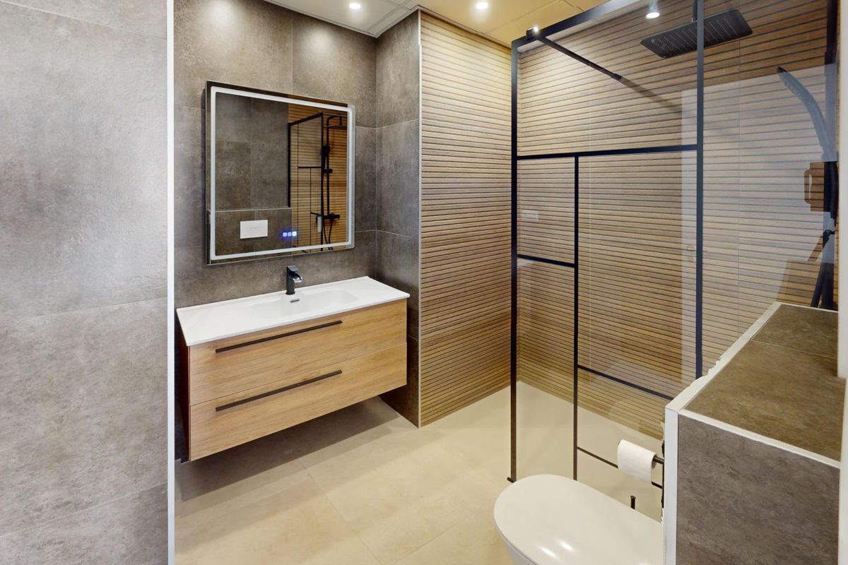 Strakke badkamerweergave met ontwerpelementen in een 3-slaapkamer appartement in Pilar de La Horadada.