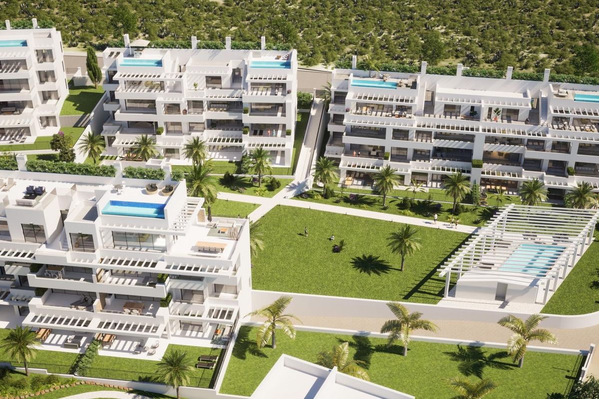 Luchtfoto van het Estepona-complex, met meerdere gebouwen, zwembaden en aangelegde tuinen.