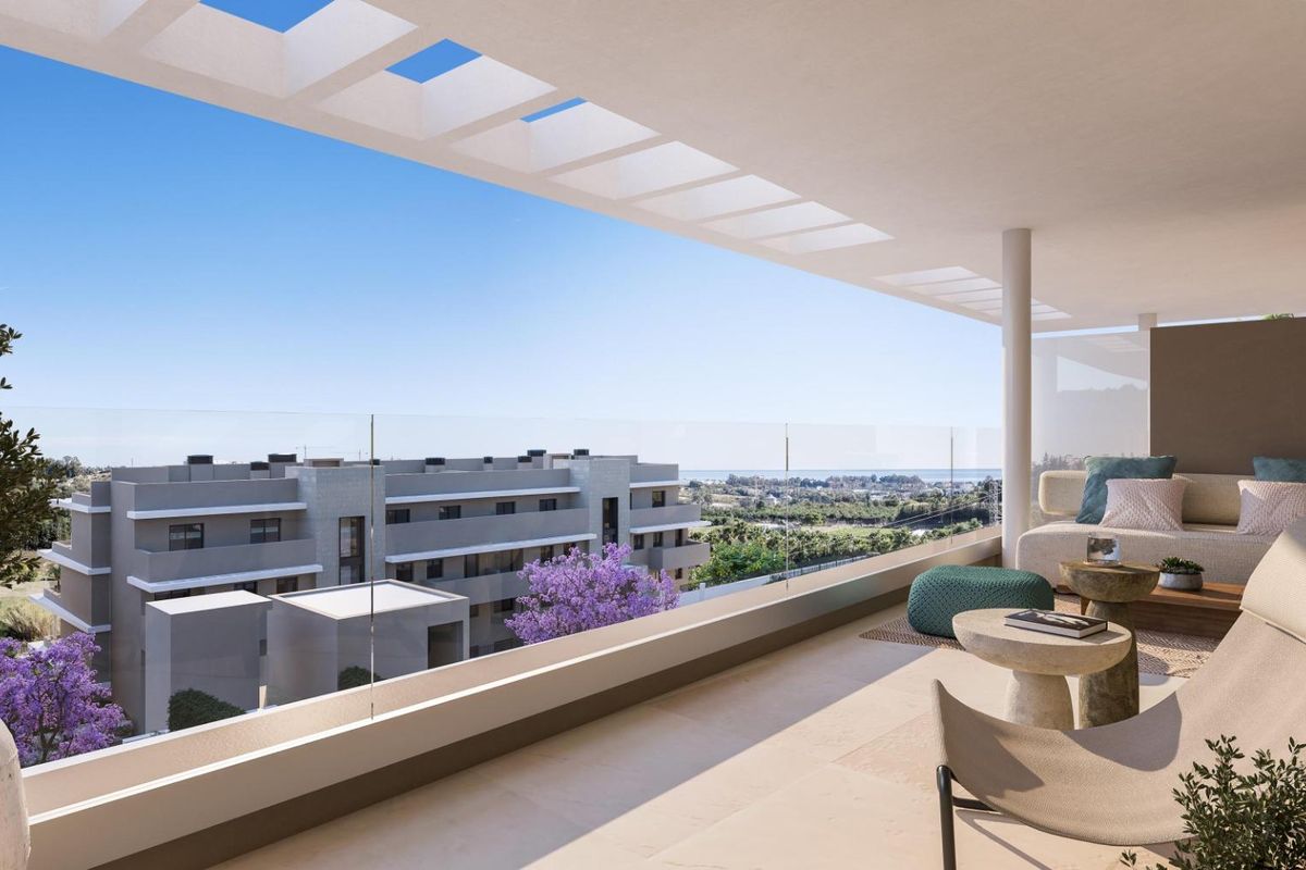 Ruime terras van een 2-slaapkamer penthouse in Estepona met comfortabele zitplaatsen en prachtig uitzicht.