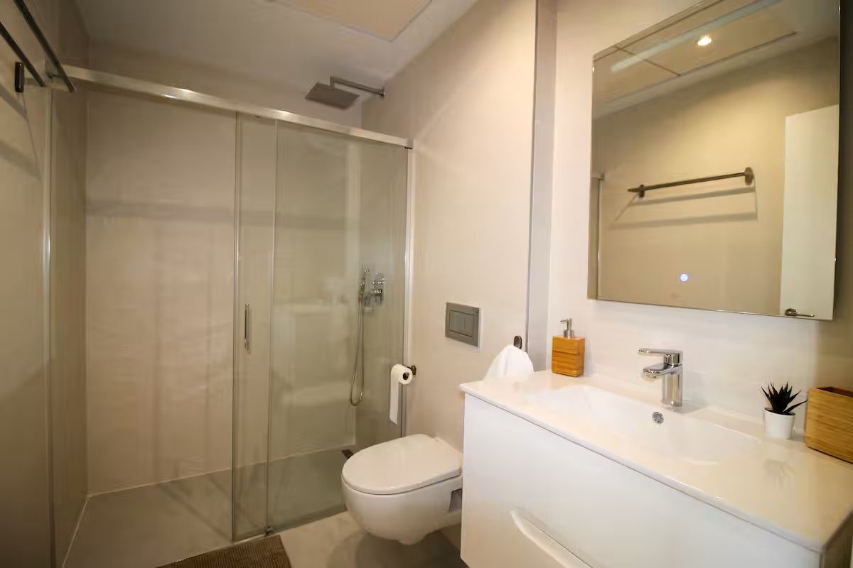 Hedendaags badkamerontwerp met douche en wastafel in de duplex in Finestrat, Costa Blanca Noord.