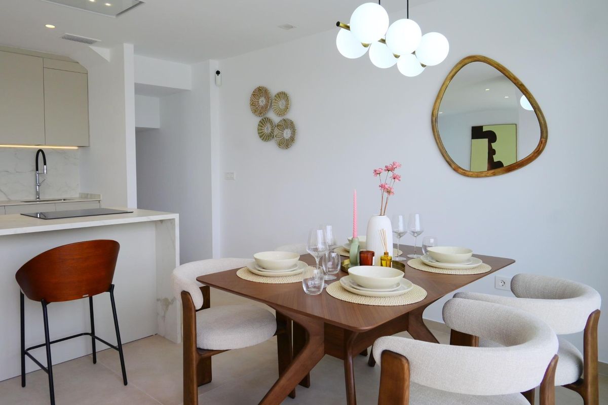 Elegante eetruimte met een houten tafel en decoratieve elementen in een 3-slaapkamer townhome in Dolores, Costa Blanca.
