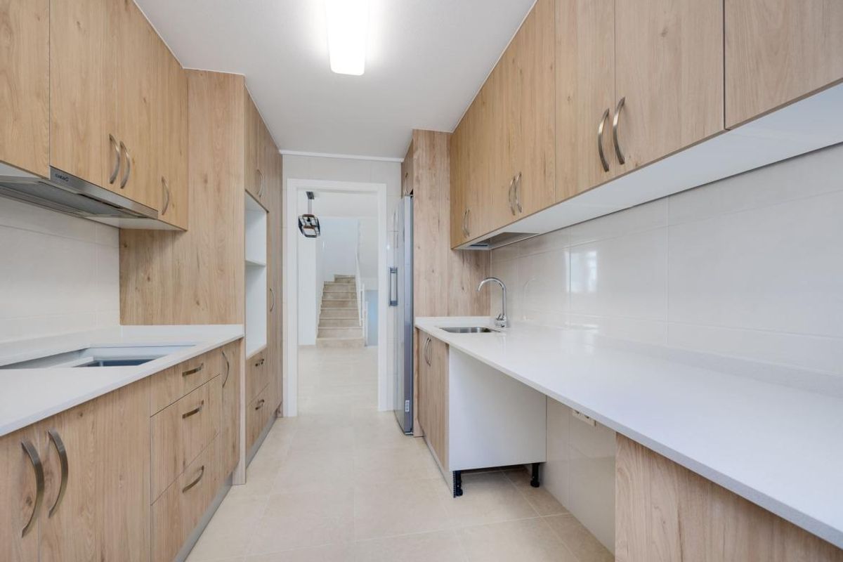 Stijlvolle keuken met houten kasten in een herenhuis in San Fulgencio, Spanje.