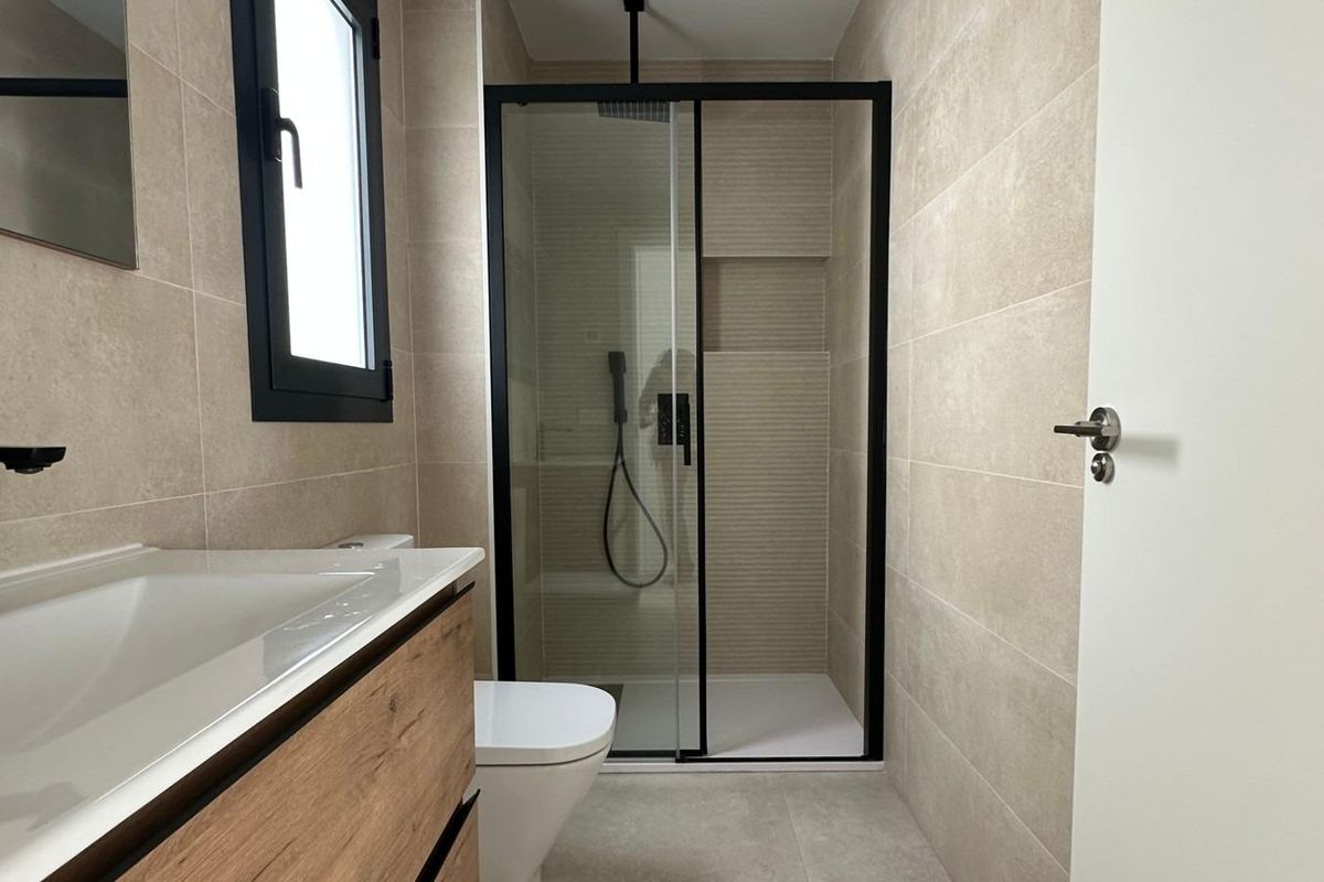 Moderne badkamer met inloopdouche en stijlvolle wastafel in een 3-slaapkamer bungalow, San Pedro del Pinatar.