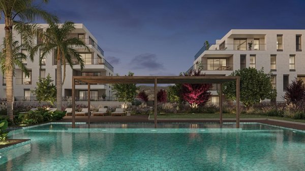 Zwemgebied omgeven door tuinen in een modern appartementencomplex in Benicassim, Costa Blanca North.