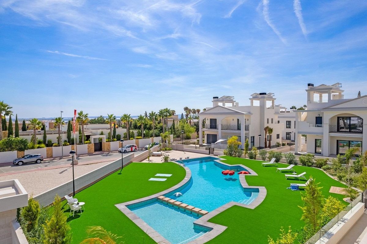 Schilderachtig uitzicht op appartementencomplex in Rojales en pool van bovenaf, met de indeling van het terrein.